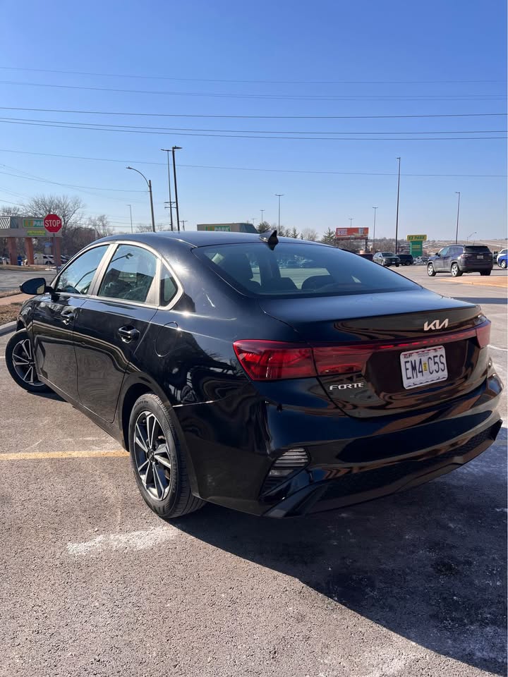 Kia Forte 2023 vista 4